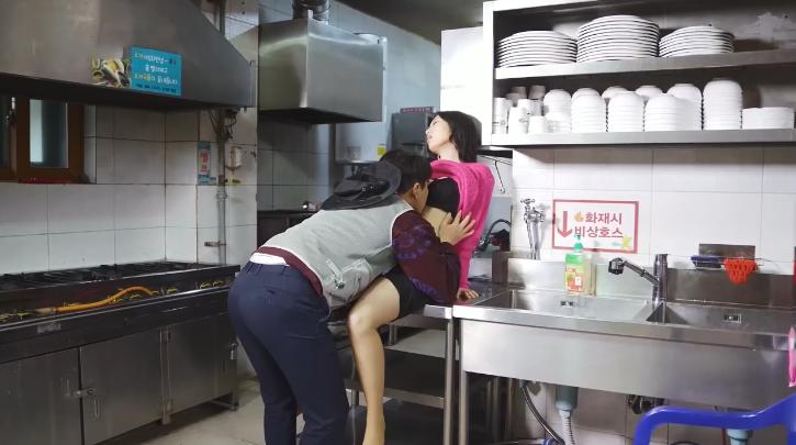 sex hiếp dâm vú to Chăm sóc cậu anh trai